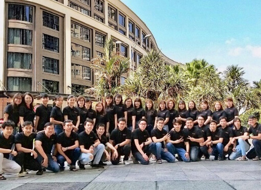 社屋外観とスタッフ集合写真