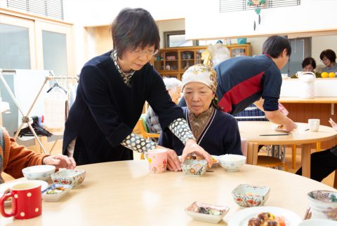 67.2%が人材難を抱える介護業界で、 600万以上の採用費を削減し “面接前の共感”から自社に合ったエントリーを獲得_戦略を表現・クリエイティブに落とす（お仕事風景）