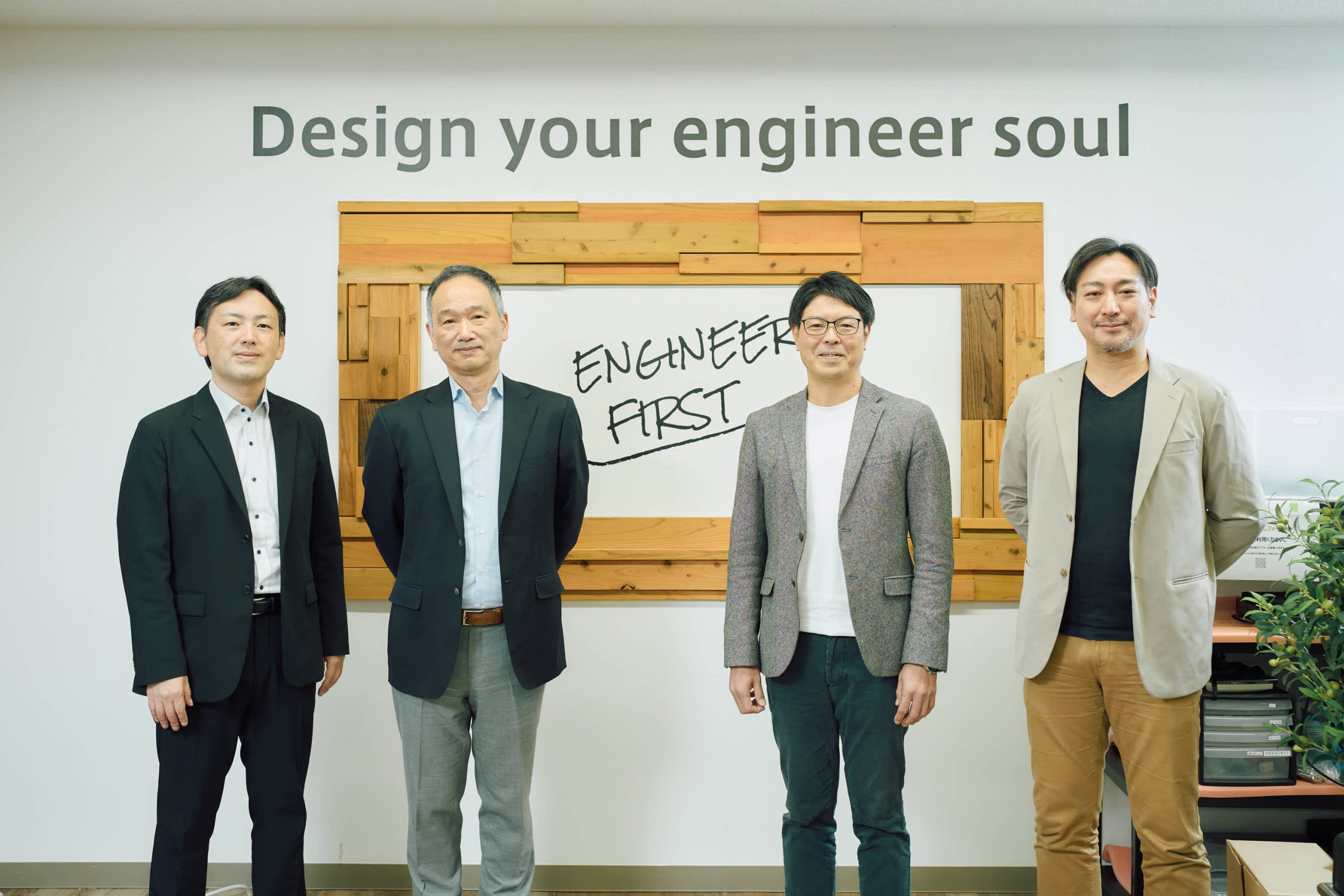 ※大切にしている価値観「Engineer First」の前での役員集合写真